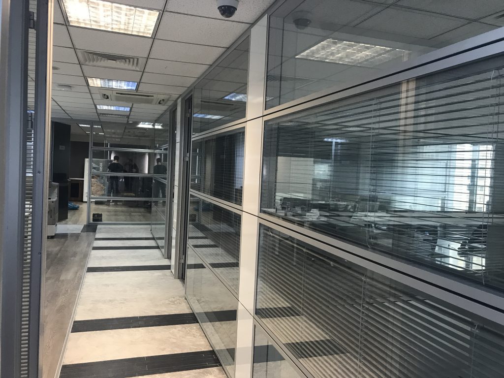 jaluzili bölme-jaluzili bölme fiyatları-çift cam bölme-jaluzili ofis bölme